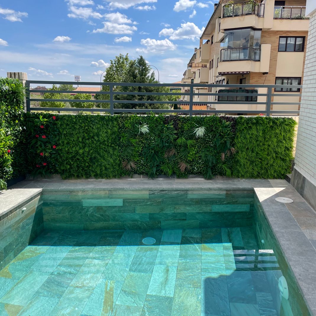 piscina con zonas verdes