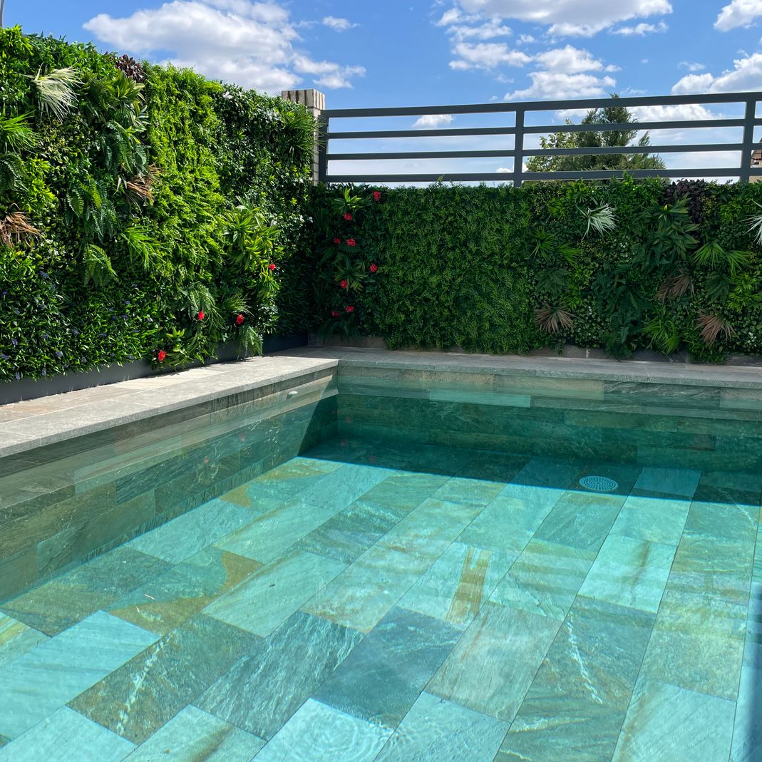 piscina con zonas verdes